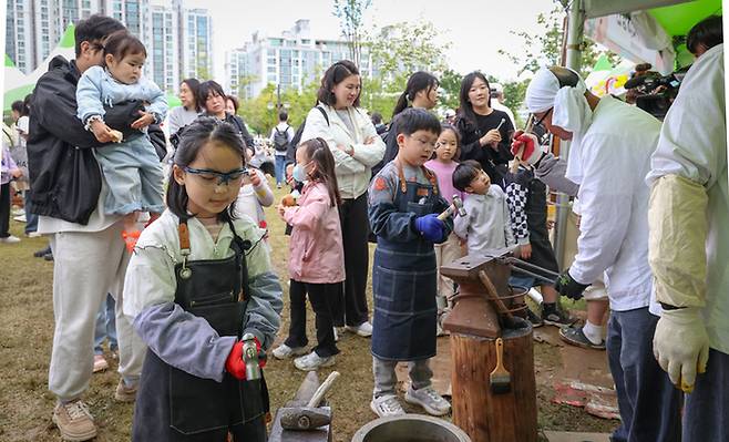 지난해 축제에서 달천철장을 찾은 아이들이 직접 달궈진 쇠를 두드려 가며 호미를 만드는 체험을 하고 있다. 울산매일포토뱅크