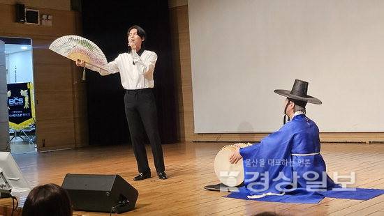 ▲ 지난 6일 울산 남구 달동 CK아트홀에서 열린 16기 경상일보 비즈니스컬처스쿨(BCS) 5강은 국악인 김준수·조용수씨가 강사로 나서 '웃고 울고 공감하는 판소리 이야기'를 주제로 강연을 했다.