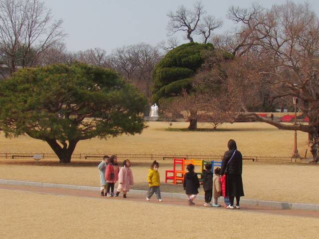 봄나들이 나온 어린이집 원생들