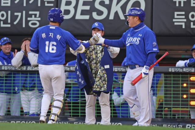 삼성 라이온즈의 류지혁이 7일 광주에서 열린 KIA 타이거즈와의 경기 1회초 선제 솔로 홈런을 때린 뒤 덕아웃으로 들어오자 최형우가 반겨주고 있다. 삼성 제공