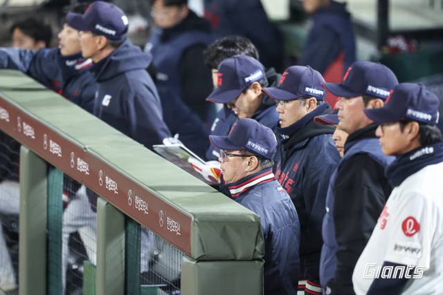 롯데의 연패 탈출을 위해서는 침체에 빠진 타선의 반등이 필요하다. 지난 7일 kt전에서 경기를 지켜보는 김태형 감독과 코치진. 롯데 자이언츠 제공