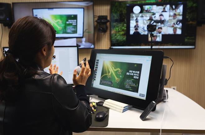 ▲ 대구온라인학교 선생님이 화상캠을 통해 학생들과 소통하며 온라인 수업을 진행하고 있다. 대구온라인학교 제공