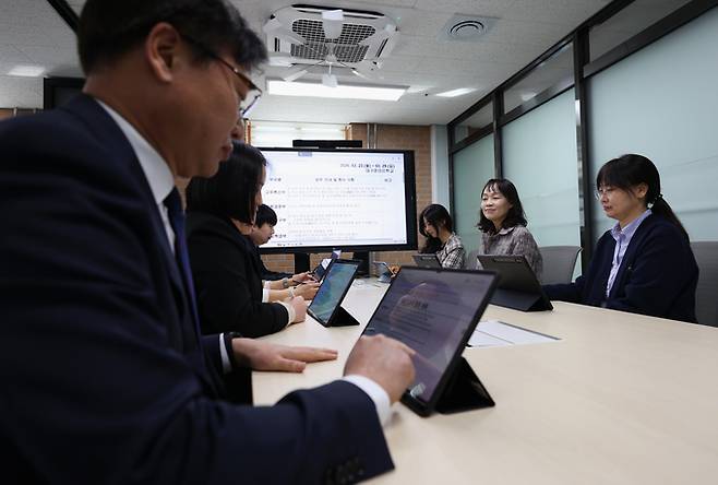 ▲ 대구온라인학교에서 선생님들이 모여 테블릿을 통해 수업 진행 방향성에 대한 회의를 진행하고 있다. 대구온라인학교 제공