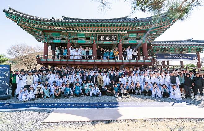 ▲ 서울 경복궁에서 출발한 '제6회 퇴계선생 마지막 귀향길 재현행사'가 반환점을 넘어 순조롭게 이어지고 있다.