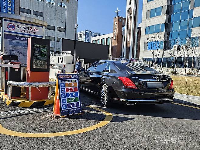 공공기관 차량 2부제 시행 첫날인 8일 오전 광주 광산구청 주차장에 한 차량이 들어서고 있다. 강주비 기자