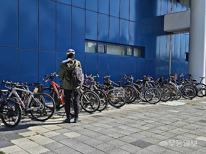 공공기관 차량 2부제 시행 첫날인 8일 오전 광주 서구 광주시청 자전거 주차장에 자전거가 빼곡히 들어서 있다. 강주비 기자