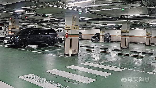 공공기관 차량 2부제 시행 첫날인 8일 오전 광주 광산구청 주차장이 한산하다. 강주비 기자