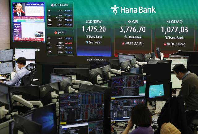 8일 오전 서울 중구 하나은행 딜링룸 모습. [사진=연합뉴스]