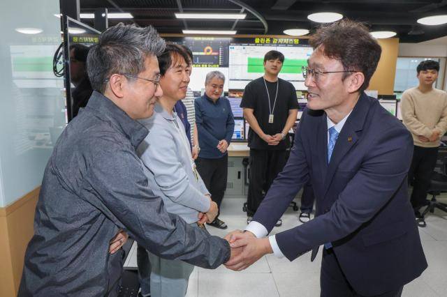 박윤영 KT 대표(왼쪽)가 네트워크·보안 현장에서 근무하는 직원들을 격려하고 있다. [사진=KT]