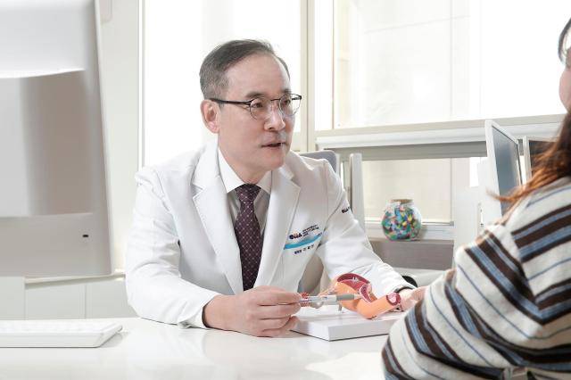 이학천 잠실차병원 난임센터 원장이 CAPA-IVM 치료를 적용한 난임 환자에게 진료를 설명하고 있다.[사진=잠실차병원]