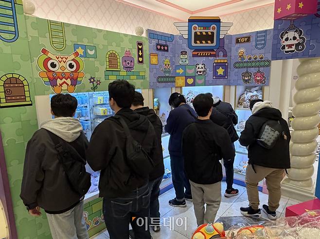 7일 서울 송파구 롯데월드 어드벤처에 마련된 메이플 스토리 굿즈샵에 남성 고객들이 모여 상품을 구경하고 있는 모습.(송석주 기자 ssp@)