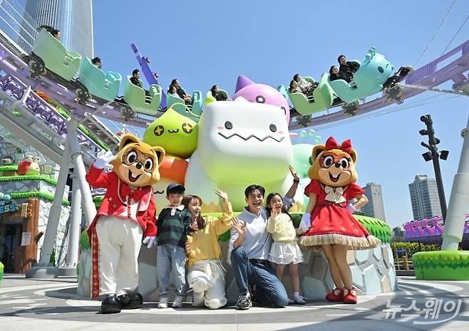 롯데월드 어드벤처가 8일 서울 송파구 롯데월드 어드벤처 매직아일랜드에 온라인 게임 메이플스토리 IP를 접목한 600평 규모의 '메이플 아일랜드 존'을 구성하고 신규 놀이기구 '스톤익스프레스', '아르카나라이드', '에오스타워'와 '핑크빈' 콘셉트로 변신한 '자이로스핀'이 운행되고 있다. 사진=이수길 기자 Leo2004@newsway.co.kr