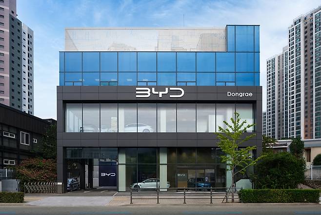 BYD코리아 신차 전시장은 전국에 33개가 운영 중이며, 서비스센터는 17개를 갖췄다. 사진은 DT네트웍스 부산 동래 BYD 전시장. / BYD코리아