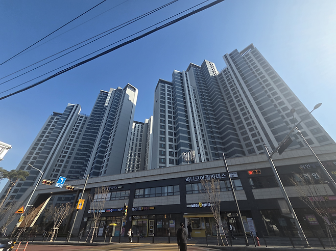 ▲서울 강동구 길동 '강동 헤리티지자이' 단지 전경. 무순위 청약 2가구가 나오며 최대 9억 원 시세 차익 기대감에 시장의 관심이 집중되고 있다. 사진=장혜원 기자