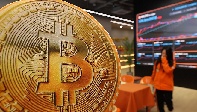 금융사의 가상자산 거래소 지분 인수·협력 시도가 점점 늘어나고 있는 가운데&nbsp;규제 당국의 보수적인 기조가 변수로 작용할 것이라는 분석이 제기된다. /연합뉴스