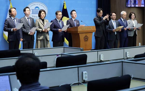 윤석열 정권 정치검찰 조작 기소 의혹사건 진상규명 국정조사특별위원회 소속 더불어민주당·조국혁신당·진보당 의원들이 7일 국회 소통관에서 기자회견을 열고 쌍방울 대북 송금 수사를 담당한 박상용 검사에 대한 구속 수사와 윤석열 대통령실 등 윗선 규명을 촉구하고 있다. 2026.4.7. 연합뉴스