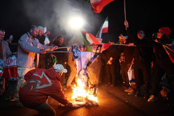 8일, 수도 테헤란의 엔켈라브 광장에서 미국과의 2주 휴전 발표 이후 이란인들이 미국과 이스라엘 국기를 불태우고 있다.&nbsp; 2026. 04. 08 [AFP=연합뉴스]