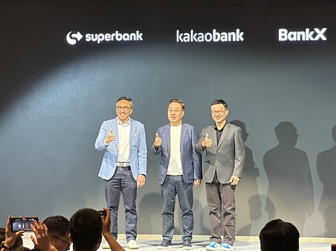 카카오뱅크는 8일 페어몬트 엠버서더 서울 지하 1층에서 2026 프레스톡을 개최했다. 왼쪽부터 티고르 M. 시아한 슈퍼뱅크 CEO, 윤호영 카카오뱅크 대표이사, 뿐나맛 위찟끌루왕싸 뱅크X CEO./사진=김정후 기자 kjh2715c@
