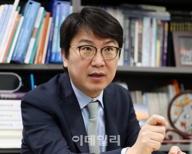 정도진 중앙대 경영학부 교수가 7일 서울 동작구 중앙대 연구실에서 진행한 이데일리와의 인터뷰에서 답변하고 있다. (사진=김태형 기자)