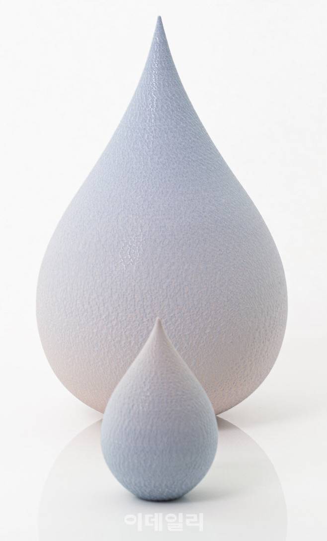 ‘2026 화랑미술제’에 나서는 조원재의 흙작업 ‘우리 안에 어디든 001’(뒤 16×16×27.5㎝, 앞 8×8×11.5㎝, 2026). 갤러리조은 부스에 놓인다(사진=갤러리조은).