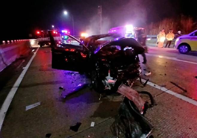 지난 1월 4일 1시 23분께 전북 고창군 서해안고속도로 상행선 고창 나들목 인근에서 발생한 잇따른 교통사고로 사고 차량이 크게 파손돼 있다. 이날 발생한 사고로 경찰관과 견인차 기사 등 2명이 숨지고 구급대원 등 9명이 다쳤다. (사진=연합뉴스)