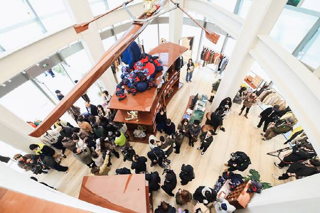 중국 상하이에 위치한 헤지스 '스페이스H' 플래그십 스토어에 방문객들이 몰려있다. (사진=LF)