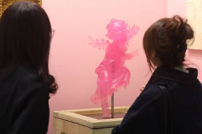 [이데일리 이영훈 기자] 8일 서울 강남구 코엑스에서 열린 2026 화랑미술제에서 관람객들이 작품을 살펴보고 있다.