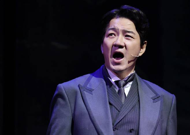 배우 송일국이 8일 서울 대학로 놀유니플렉스에서 열린 뮤지컬 '헤이그' 언론 공개회에서 공연 일부를 시연하고 있다. (사진=연합뉴스)