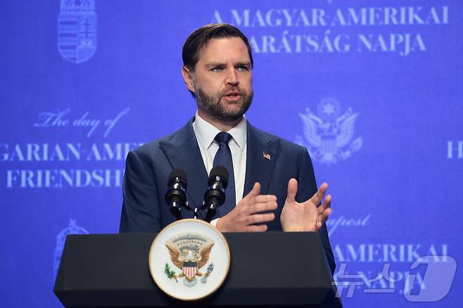 JD 밴스 부통령이 7일(현지시간) 헝가리 부다페스트에서 열린 빅토르 오르반 헝가리 총리와의 공동 기자회견에서 발언하고 있다. 2026.04.07. ⓒ 로이터=뉴스1