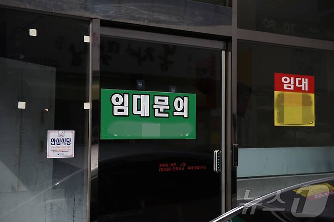 7일 오전 여수 학동 한 상가에 임대 문의가 걸려있다. ⓒ 뉴스1 김성준 기자