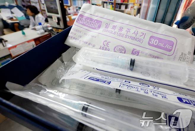 부천 한 약국에 일회용 주사기들이 진열돼 있는 모습. 2026.4.7 ⓒ 뉴스1 이호윤 기자