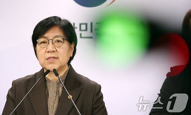 정은경 보건복지부 장관이 7일 서울 종로구 세종대로 정부서울청사에서 의료제품 수급대응 관계부처 합동 브리핑을 하고 있다. 2026.4.7 ⓒ 뉴스1 김명섭 기자