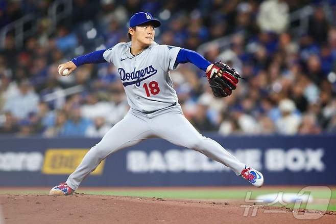 LA 다저스 투수 야마모토 요시노부가 8일(한국시간) 열린 2026 메이저리그 토론토 블루제이스전에서 6이닝 1실점 호투를 펼쳐 팀의 4-1 승리를 이끌었다. ⓒ AFP=뉴스1