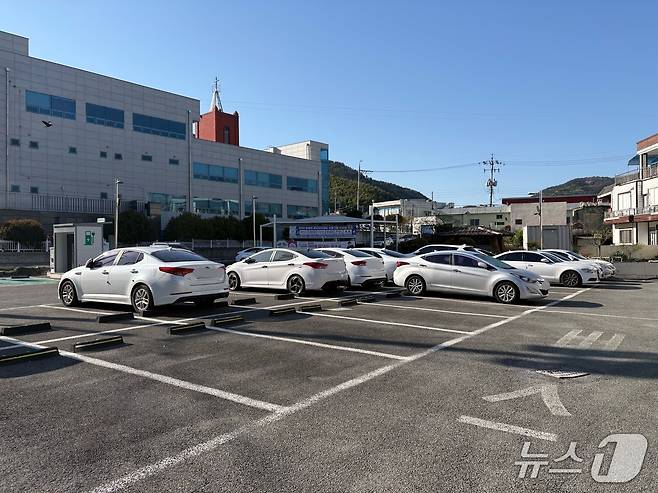 8일 거제시 하청면사무소 인근 무료 주차장에 주차된 차들./2026.04.28.뉴스1 강미영기자