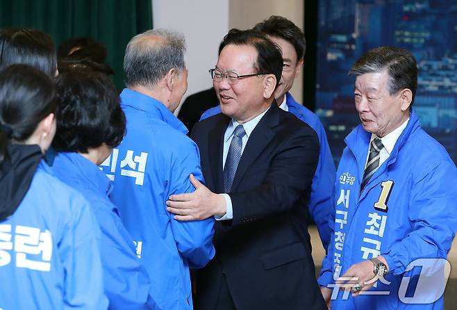 대구시장 선거 출마를 선언한 김부겸 전 총리가 8일 오전 대구 북구 인터불고 엑스코 호텔에서 열린 더불어민주당 현장최고위원회의에서 민주당 지방선거 출마자와 인사 나누고 있다. 2026.4.8 ⓒ 뉴스1 공정식 기자