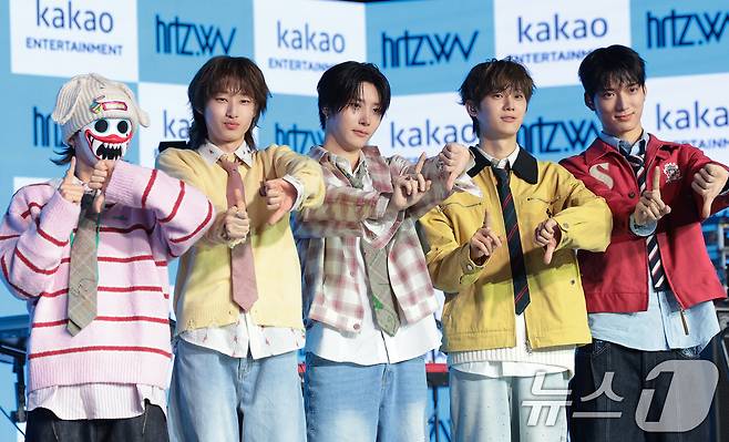 밴드 하츠웨이브(hrtz.wav) 하기와(왼쪽부터)와 케이텐, 리안, 윤영준, 데인이 8일 서울 마포구 문화비축기지에서 열린 첫 번째 미니앨범 ‘The First Wave(더 퍼스트 웨이브)’ 발매 쇼케이스에서 포즈를 취하고 있다. 2026.4.8 ⓒ 뉴스1 권현진 기자