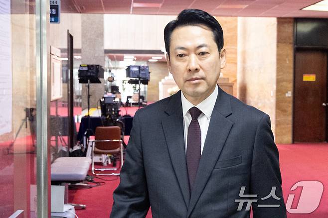 장동혁 국민의힘 대표가 8일 서울 여의도 국회 당대표실로 향하고 있다. 2026.4.8 ⓒ 뉴스1 이승배 기자