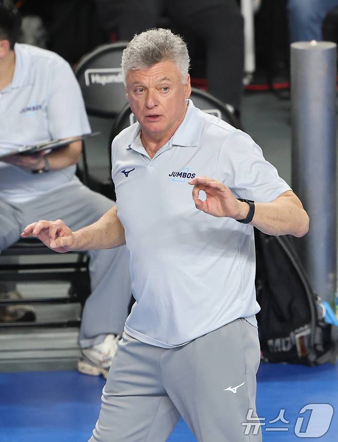 8일 충남 천안 유관순체육관에서 열린 프로배구 2025-2026 V리그 남자부 챔피언 결정전 4차전 대한항공과 현대캐피탈의 경기에서 대한항공 헤난 감독이 작전을 내리고 있다. 2026.4.8 ⓒ 뉴스1 김기태 기자
