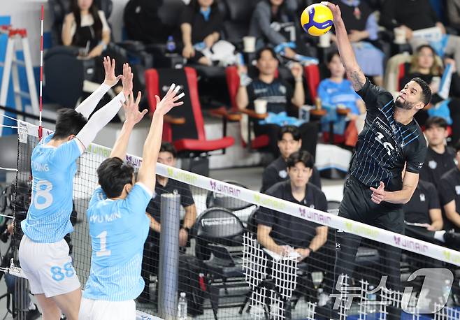 8일 충남 천안 유관순체육관에서 열린 프로배구 2025-2026 V리그 남자부 챔피언 결정전 4차전 대한항공과 현대캐피탈의 경기에서 현대캐피탈 레오가 공격을 시도하고 있다. 2026.4.8 ⓒ 뉴스1 김기태 기자