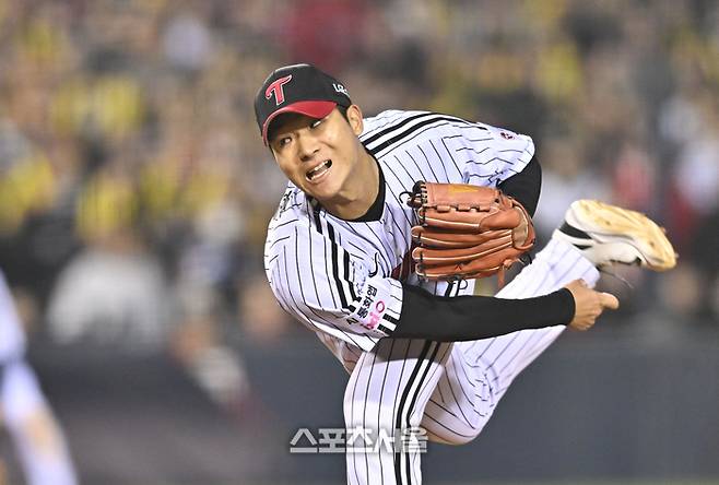 LG 투수 우강훈이 2일 서울 잠실구장에서 열린 2026 KBO리그 KIA전 8회 역투하고 있다. 잠실 | 최승섭기자 thunder@sportsseoul.com