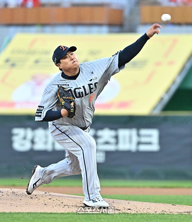 한화 류현진이 7일 문학구장에서 열린 2026 KBO리그 SSG와의 경기에 선발 등판해 힘차게 공을 던지고 있다. 문학 | 박진업 기자 upandup@sportsseoul.com
