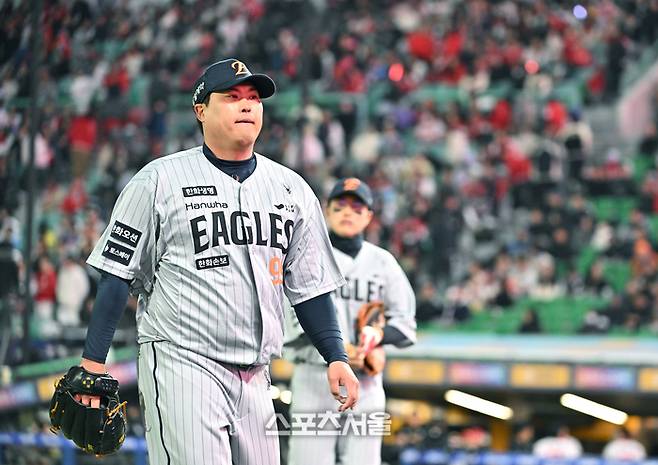 한화 류현진이 7일 문학구장에서 열린 2026 KBO리그 SSG와의 경기 6회말 수비를 마치고 더그아웃으로 들어가고 있다. 류현진은 6이닝 4피안타 10 탈삼진 2실점의 호투를 펼쳤다. 문학 | 박진업 기자 upandup@sportsseoul.com