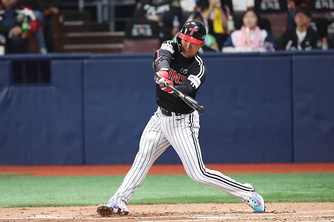 LG 오지환이 5일 서울 고척스카이돔에서 열린 2026 KBO리그 정규시즌 키움전에서 안타를 치고 있다. 사진 | LG 트윈스