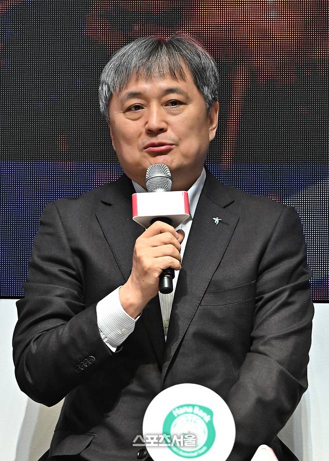 하나은행 이상범 감독이 6일 서울 용산구 서울드래곤시티 그랜드볼룸에서 열린 BNK금융 2025-2026 여자프로농구 포스트시즌 미디어데이 행사에서 사회자의 질문에 답을 하고 있다. 박진업 기자 upandup@sportsseoul.com
