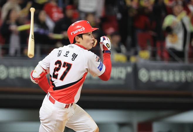 KIA 김호령이 7일 광주-기아 챔피언스 필드에서 열린 2026 KBO리그 정규시즌 삼성전에서 5회말 적시 2루타를 때리고 있다. 사진 | 광주=연합뉴스