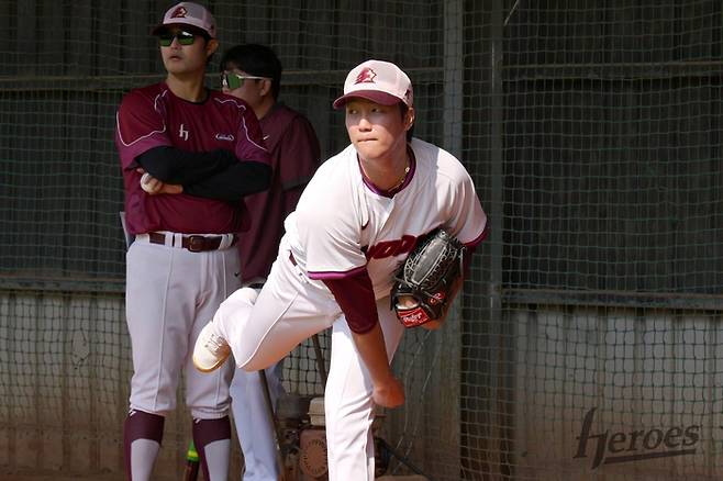 키움 안우진이 대만 가오슝에서 진행한 스프링캠프서 피칭을 하고 있다. 사진 | 키움 히어로즈