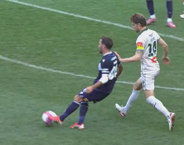 부상 부위인 팔꿈치에 붕대를 두르고 뛰는 후안 마타. 중계화면 캡쳐