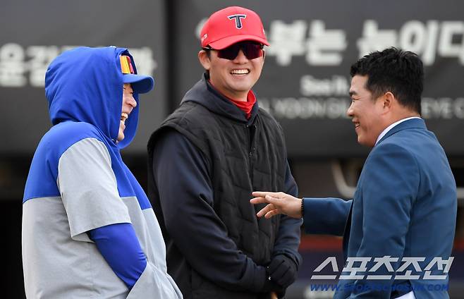 최형우는 정근우 입담에 활짝 웃었다.