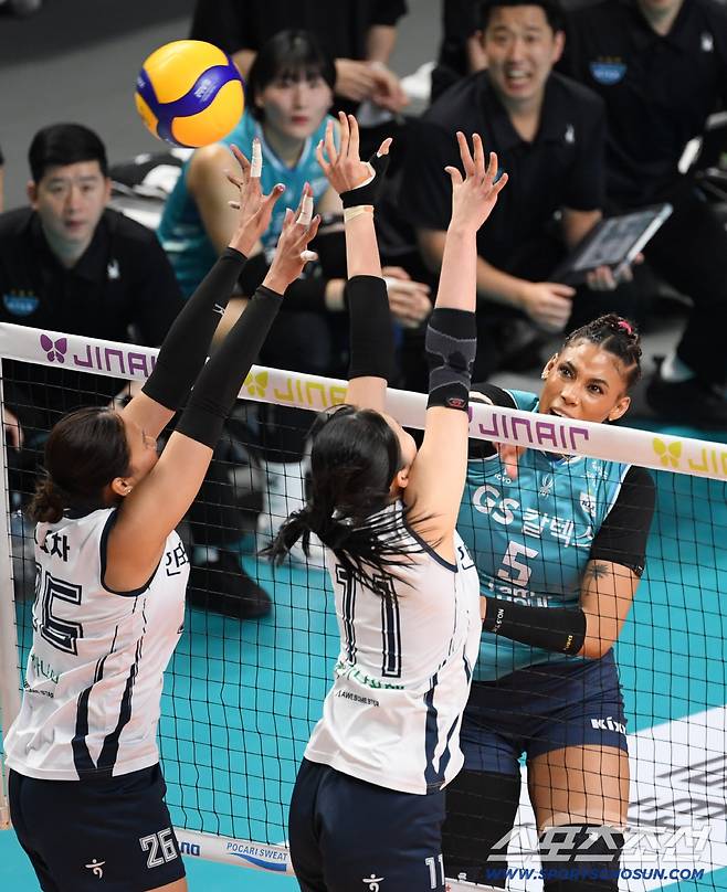 5일 장충체육관에서 열린 V리그 챔피언결정전 GS칼텍스와 도로공사의 경기. GS칼텍스 실바가 블로킹을 피해 공격을 시도하고 있다. 장충=박재만 기자 pjm@sportschosun.com/2026.04.05/