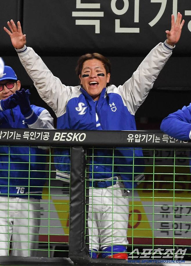 믿기 힘든 맏형의 홈런포에 강민호는 두 팔 벌려 감탄했다.